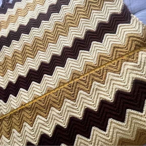Vintage Crochet Zig Zag Wavy Afghan Blanket Handmade Chevron 1970s Retro - Picture 6 of 7